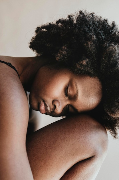 Modello sociale di bella donna nera con capelli afro