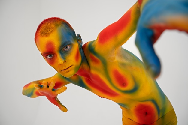 Modello uomo in posa con body painting colorato