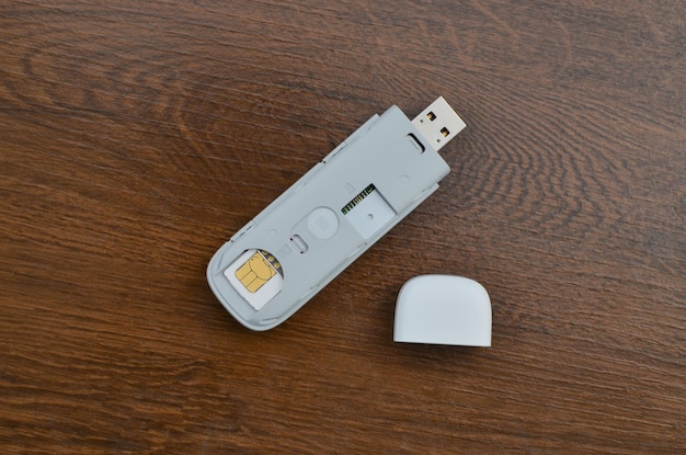 Modem USB 5G di ultima generazione vicino alla connessione Internet che consente una connessione rapida, efficiente e moderna Tecnologia chip 5G che garantisce velocità e stabilità mobile