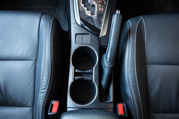 Modern Car Interior Top View. Interni in pelle nera.