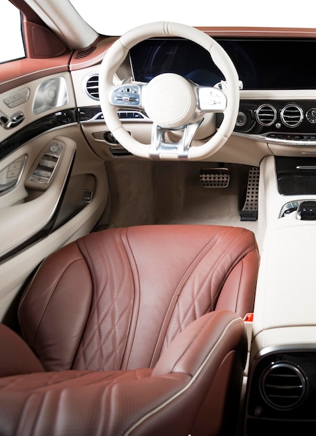 Moderna auto di lusso Interno volante leva di cambio e cruscotto Interno luxurio beige sedili confortevoli volante cruscotto indicatore di velocità cuoio perforato rosso e bianco