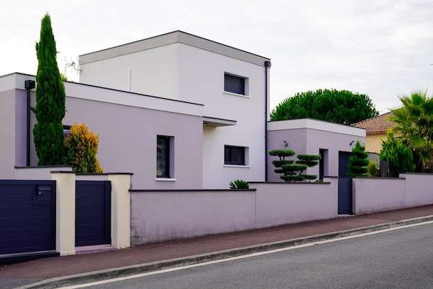 Moderna casa a due piani e cancello del garage dell'ingresso della casa del giardino