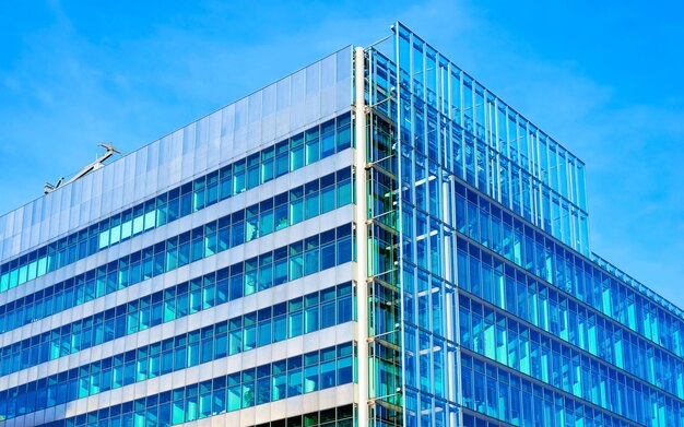 Moderna casa di appartamenti europea in vetro blu e architettura dell'edificio aziendale, centro città tedesca a Berlino in Germania