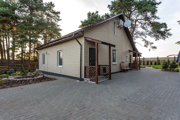 Moderna casa di campagna ecologica in una pineta al tramonto