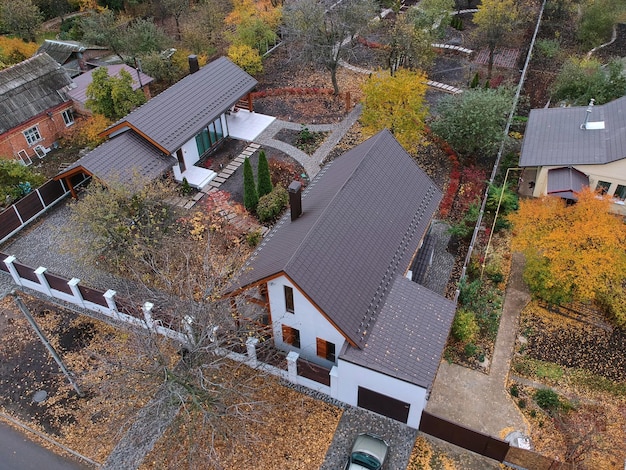 Moderna casa di campagna nel villaggio in autunno vista aerea dall'alto