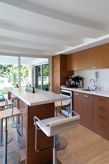 Moderna cucina marrone con vista esterna, casa e decorazione.