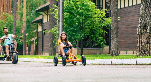 Moderna famiglia felice giovane turista in vacanza in sella alle biciclette e divertirsi insieme