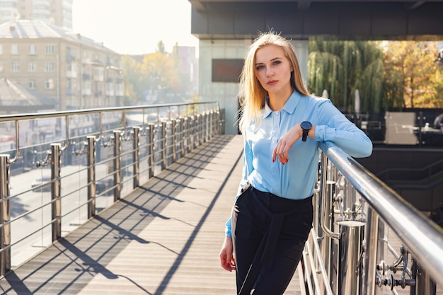 Moderna giovane donna in una grande città