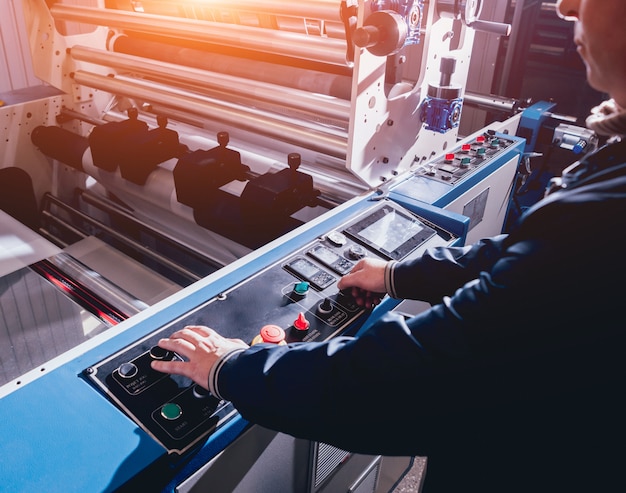 Moderna linea di produzione automatizzata in fabbrica. Processo di fabbricazione del sacchetto di plastica