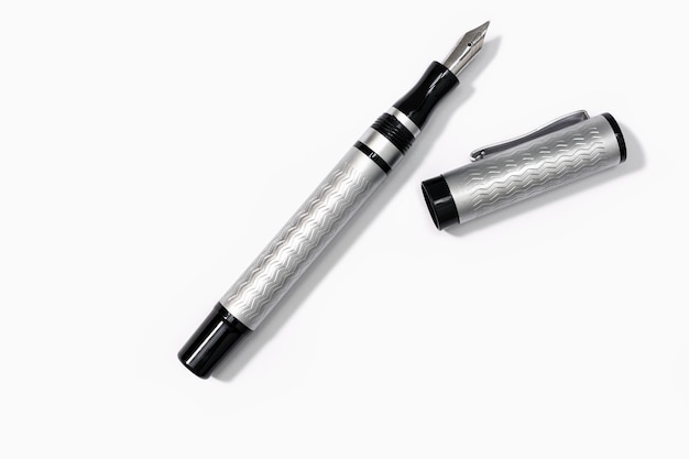 Moderna penna stilografica su carta bianca bianca con spazio per la copia