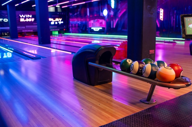 Moderna pista da bowling con supporto per le palle e luci al neon