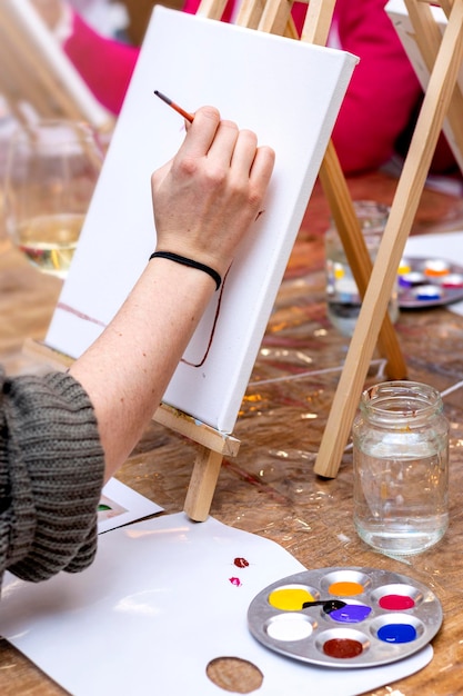 Moderna scuola d'arte Pittrice donna che tiene tavolozza colorata