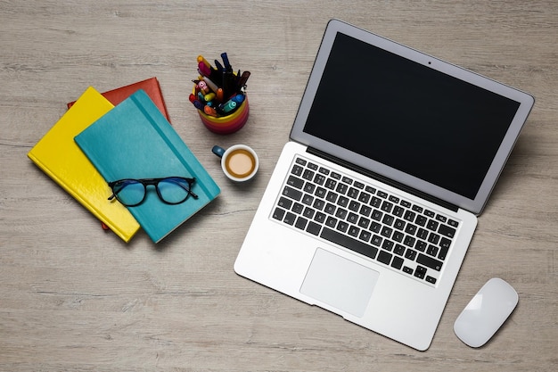Moderna tazza di caffè per laptop e cancelleria per ufficio su tavolo in legno bianco piatto Disposizione a distanza Apprendimento a distanza