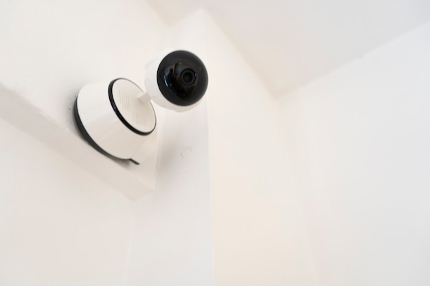 Moderna telecamera di sicurezza domestica o di sorveglianza per interni installata a parete. Concetto di sicurezza domestica, sorveglianza remota, sorveglianza.