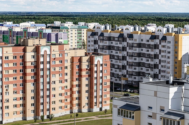 Moderna zona residenziale multipiano. Prestito ipotecario per una giovane famiglia. Bielorussia. Soligorsk.