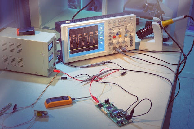 Moderne apparecchiature elettroniche nel centro servizi informatici