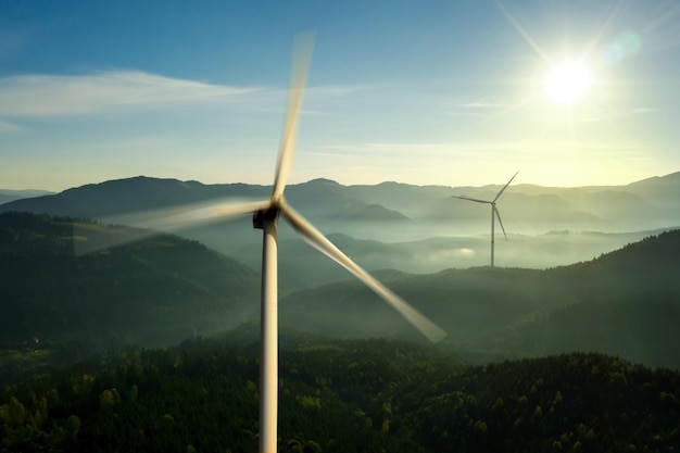 Moderne turbine eoliche in montagna in giornata di sole Fonte di energia alternativa