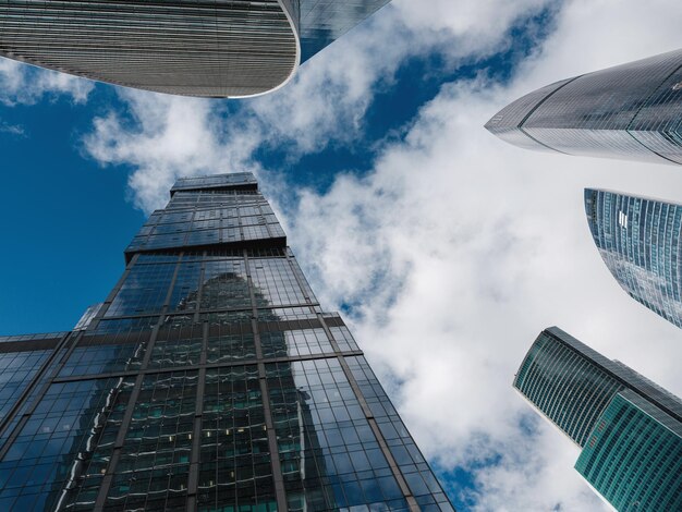 Moderni edifici aziendali contro il cielo blu della nuvola