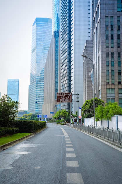 Moderni edifici per uffici con strada cittadina a shanghai financial centerxA