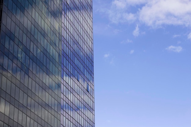 moderni edifici per uffici in vetro con sfondo blu cielo