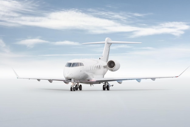 Moderno business jet bianco isolato su sfondo luminoso con il cielo