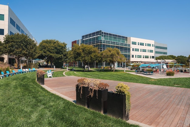 Moderno campus aziendale con lussureggianti servizi all'aperto in Nord America
