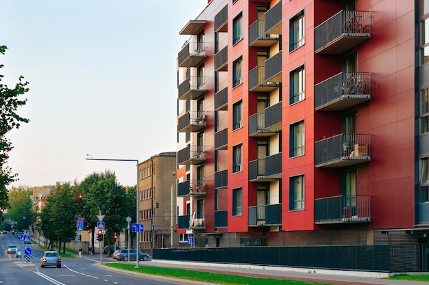 Moderno complesso residenziale condominiale con concetto di struttura all'aperto.