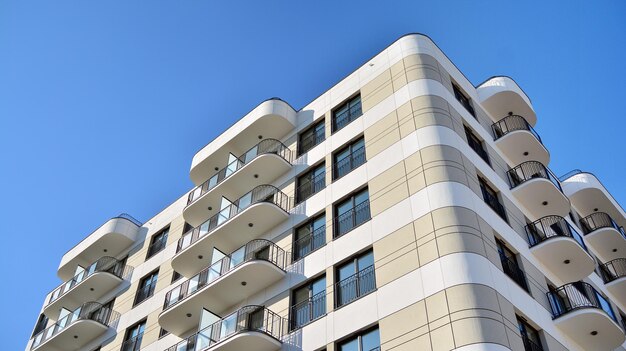 Moderno condominio in una giornata di sole con un cielo blu Facciata di un moderno condominio