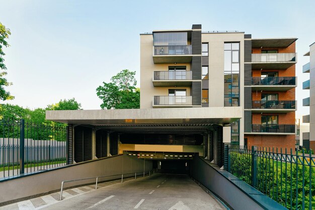 Moderno condominio residenziale con garage. Concetto di casa e parcheggio.