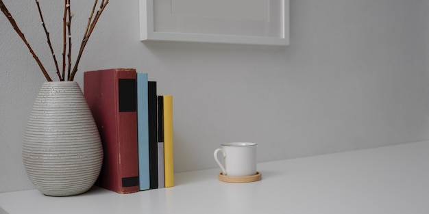 Moderno design d'interni per la casa con libri e vaso in ceramica