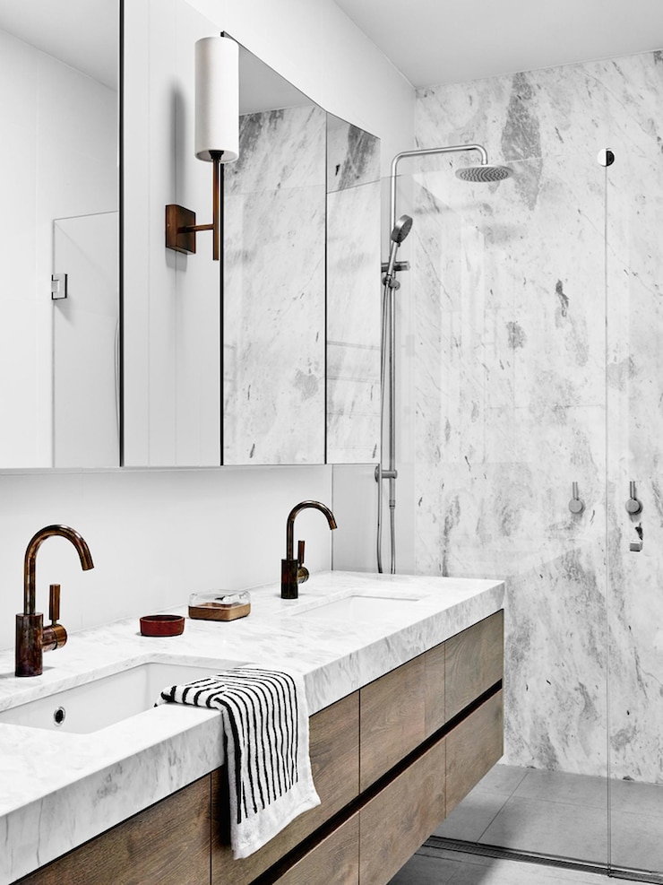 Foto moderno design del bagno in marmo
