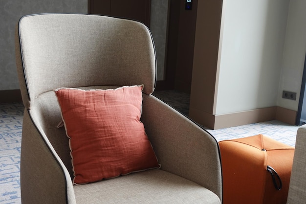 moderno divano grigio con cuscino di colore rosso nel soggiorno di casa