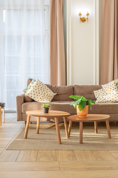 Moderno e lussuoso appartamento a pianta aperta. Interni ricchi in stile scandinavo con travi in legno sul soffitto in colori pastello