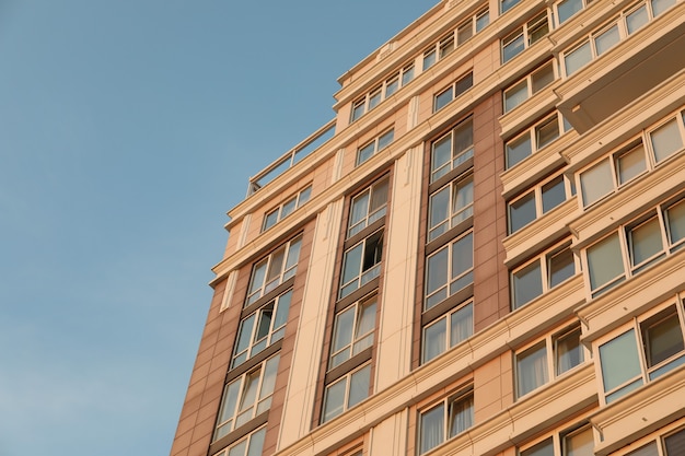 Moderno edificio a più piani contro il cielo blu.