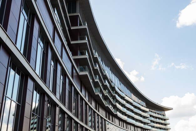 moderno edificio di vetro contro il cielo limpido