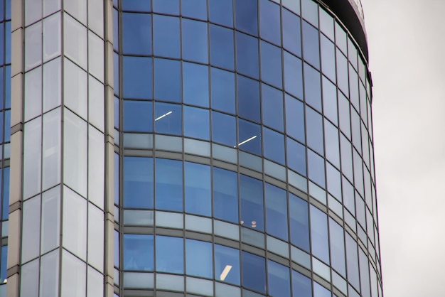 Moderno edificio in vetro contro un cielo grigio