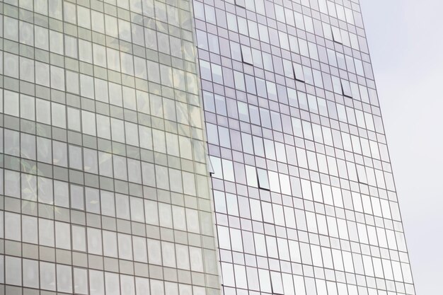 moderno edificio in vetro per uffici in città