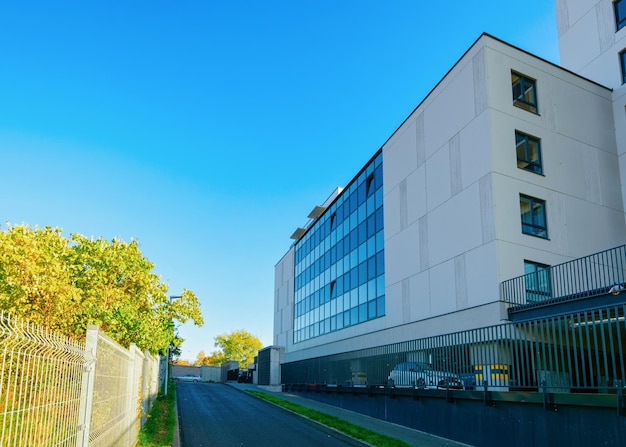 Moderno edificio per uffici aziendali. Cielo blu. Con parcheggio auto