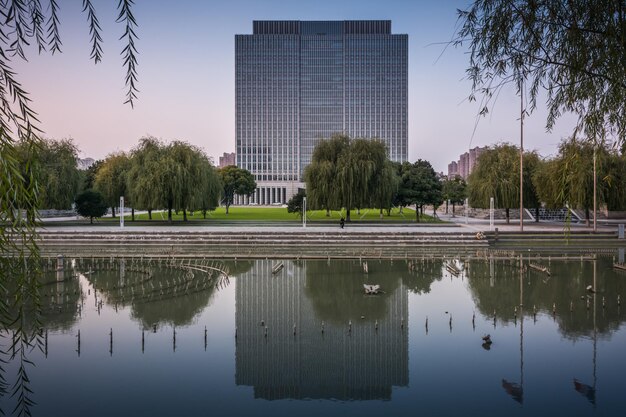 Moderno edificio per uffici commerciali nel tramonto