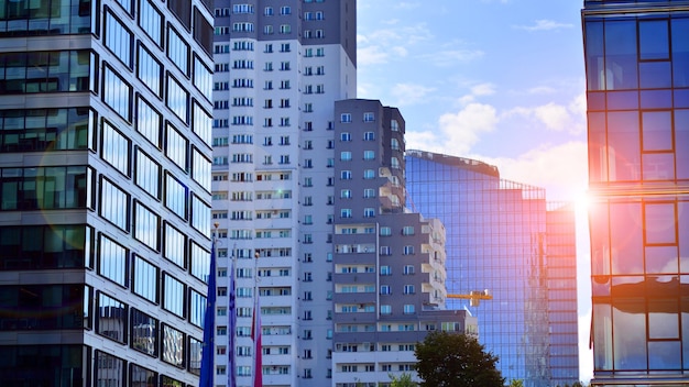 Moderno edificio per uffici con facciata in vetro su uno sfondo di cielo sereno Parete di vetro trasparente