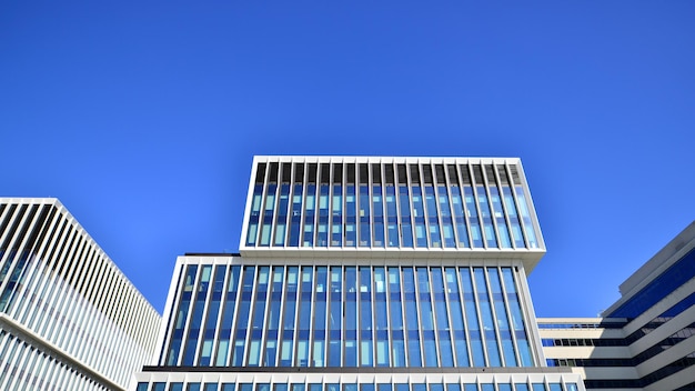 Moderno edificio per uffici in città con finestre e pareti in acciaio e alluminio