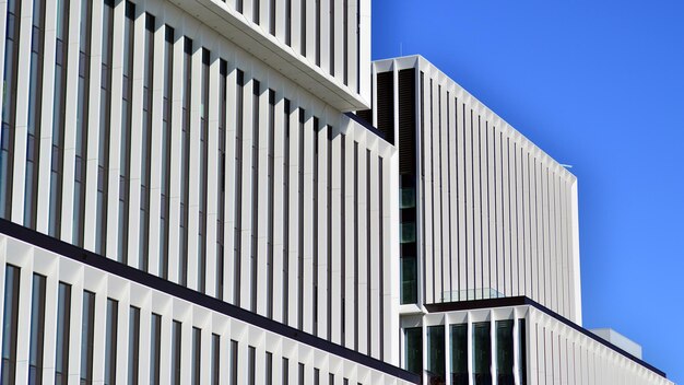 Moderno edificio per uffici in città con finestre e pareti in acciaio e alluminio