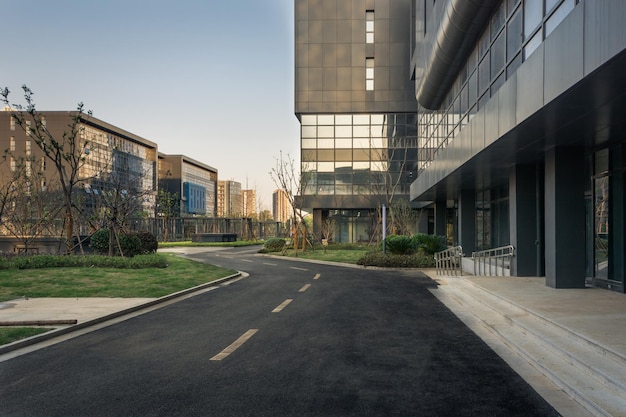 Moderno edificio per uffici la sera