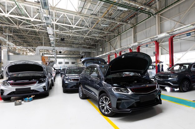 Moderno impianto di assemblaggio auto industria automobilistica interni di una fabbrica hightech moderna produzione di