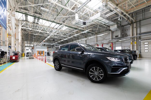 Moderno impianto di assemblaggio auto industria automobilistica interni di una fabbrica hightech moderna produzione di