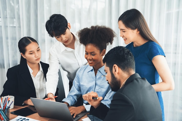 Moderno impiegato multiculturale nel posto di lavoro aziendale Concord