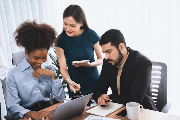 Moderno impiegato multiculturale nel posto di lavoro aziendale Concord