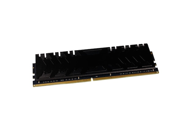 Moderno modulo DDR4 di memoria ad accesso casuale isolato su sfondo bianco