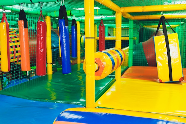 Moderno parco giochi al coperto. Giungla per bambini in una sala giochi. Tunnel circolare nella palestra per bambini.