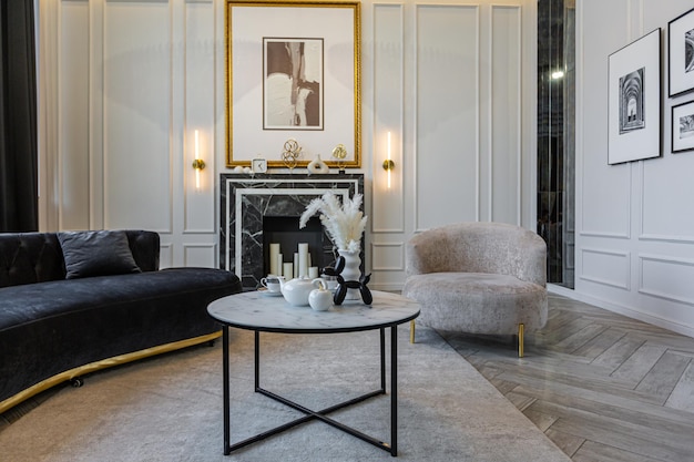 moderno soggiorno in stile storico con un camino in marmo in un elegante interno luminoso costoso di un enorme appartamento senza persone di giorno